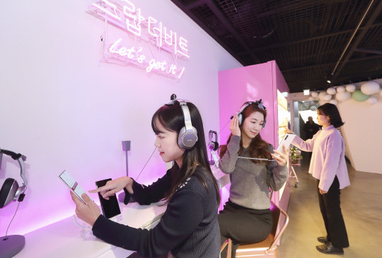 모델이 KT-삼성전자 5G 체험 공간 '일상이상'에서 기기와 콘텐츠를 체험하고 있다. KT 제공